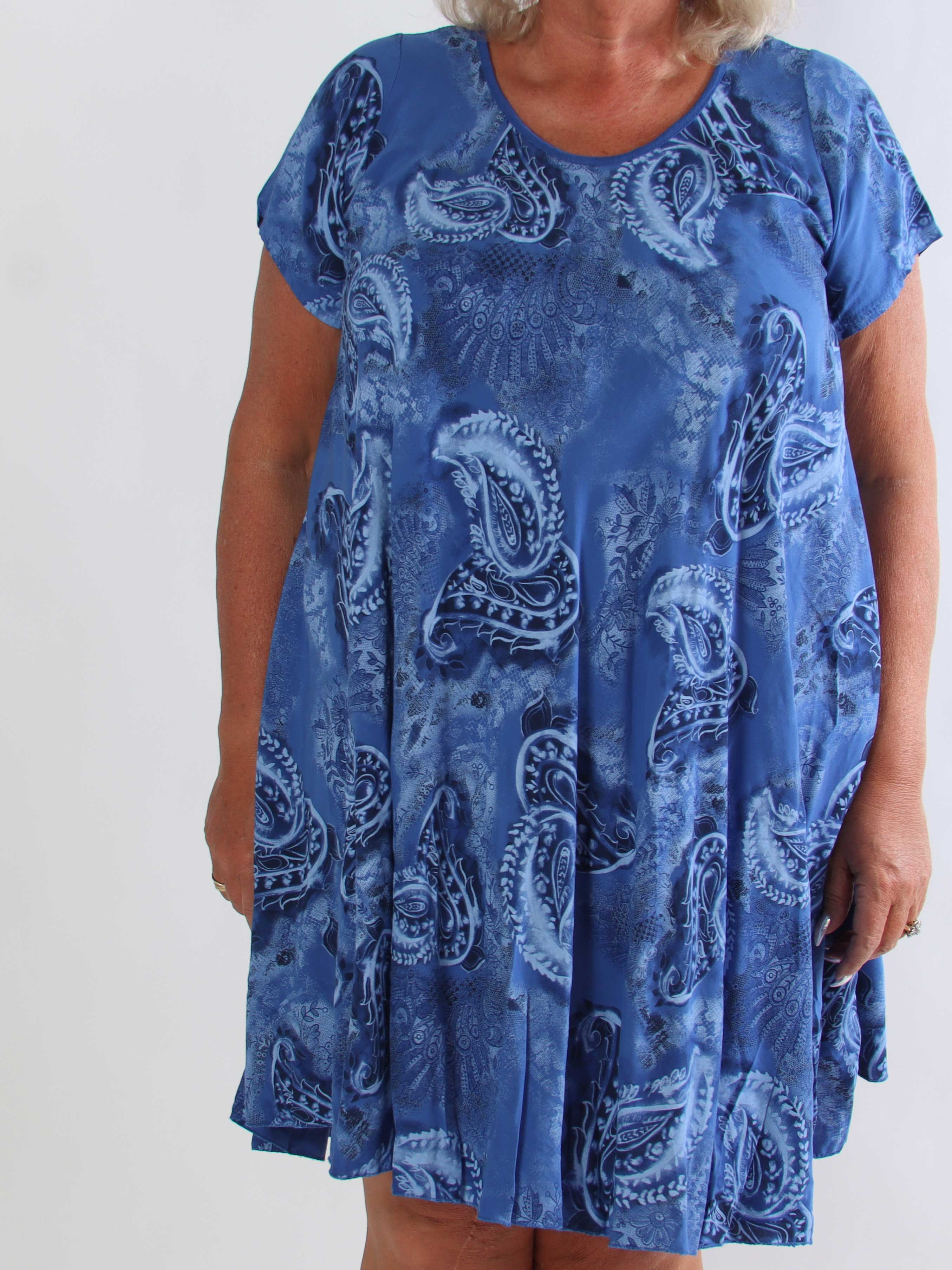Roselin - Kort plus size t-shirtkjole i viskose med mønster